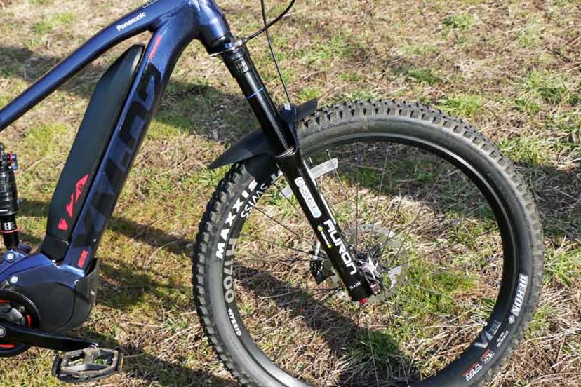 国内唯一のフルサスe-MTB「XM-D2」をガチのマウンテンバイク乗りが山でガチ検証！ - 価格.comマガジン