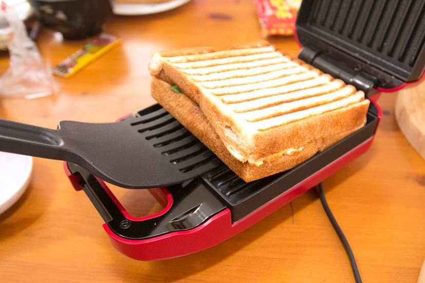 食パンがごちそうに！ ミミまでイケる“厚焼き”ホットサンドメーカー