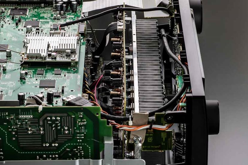 上位機ゆずりの音質強化設計！ デノンのミドルクラスAVアンプ「AVR