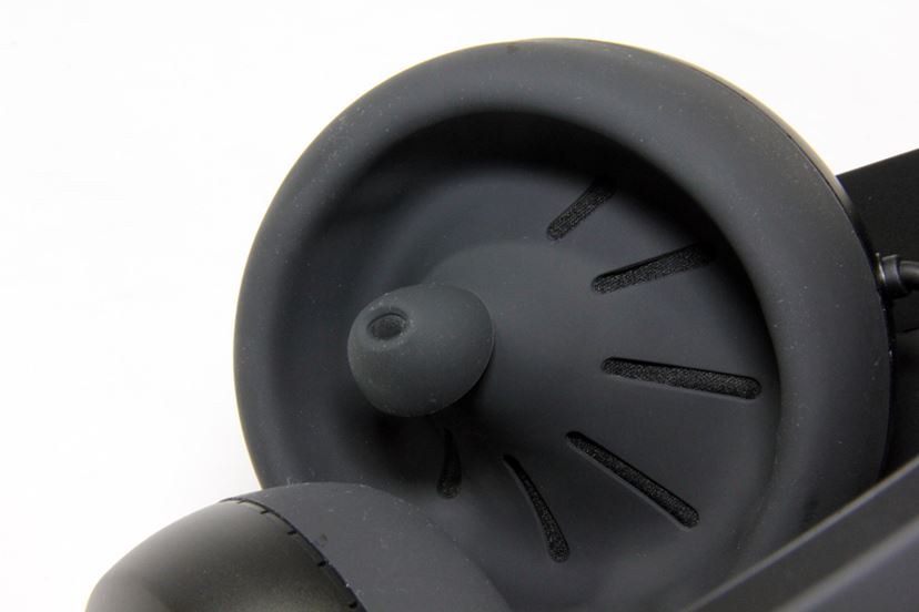 耳の中を分析して最適な音を提供する新機軸ヘッドホン