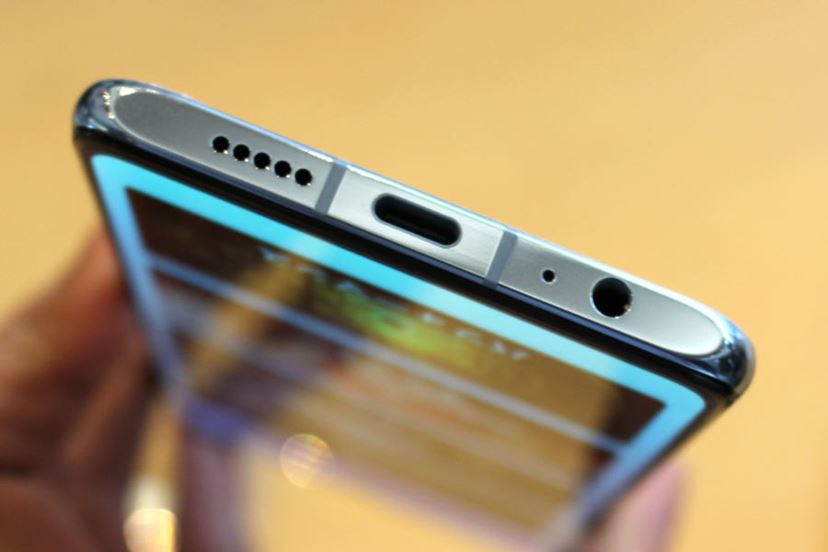 ホワイト スマートフォン トリプルカメラ HUAWEI P30 lite, スリムボディに超広角トリプルカメラ