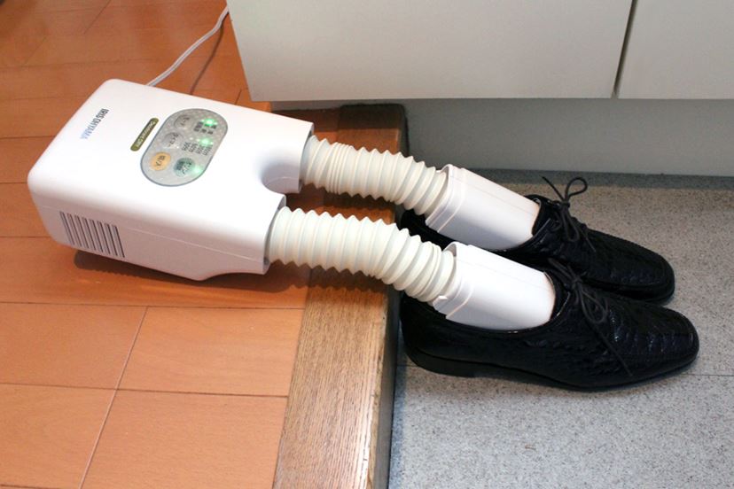 120分で靴が乾く！ アイリスオーヤマ「脱臭くつ乾燥機」があれば雨ふり