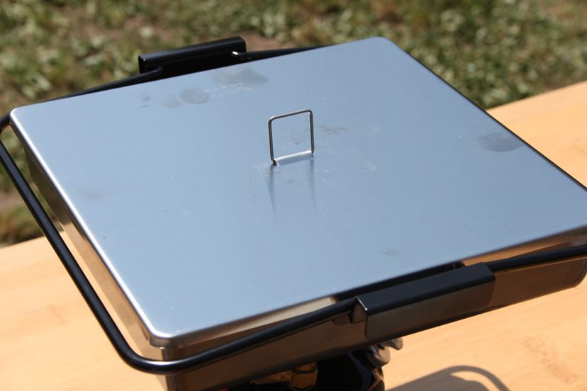 ソロキャンプにイイ！ 深さのある分厚い小型鉄板SOTO「GRID