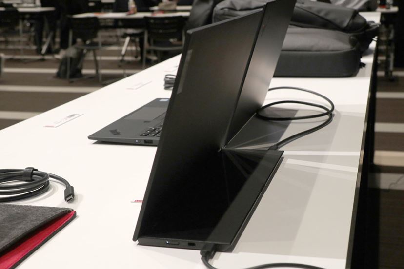 オンライン会議を快適に！マイクとスピーカーを強化した「ThinkPad X1
