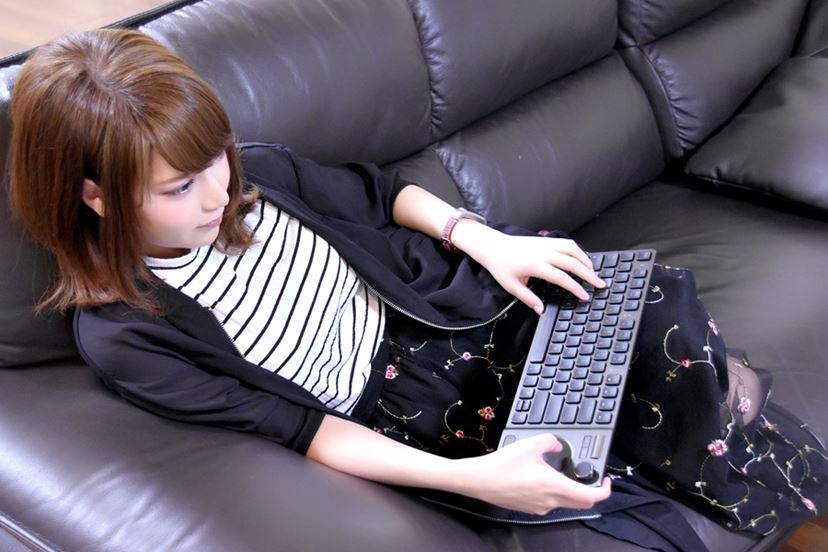 ぐうたらゲーマーの新定番？ 寝そべって遊べる、ジョイスティック付き