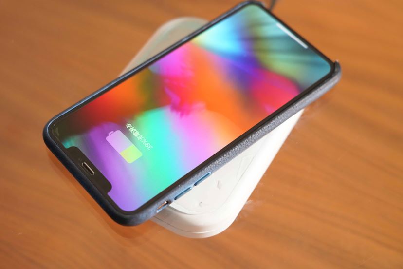 ペタッと貼るだけで机をワイヤレス充電器に変える「deskHack