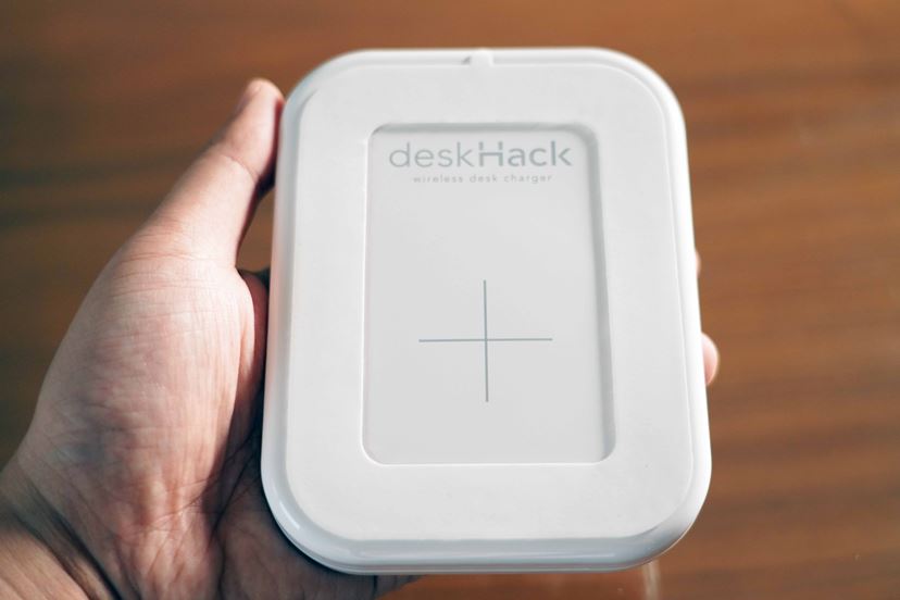 ペタッと貼るだけで机をワイヤレス充電器に変える「deskHack」レビュー - 価格.comマガジン