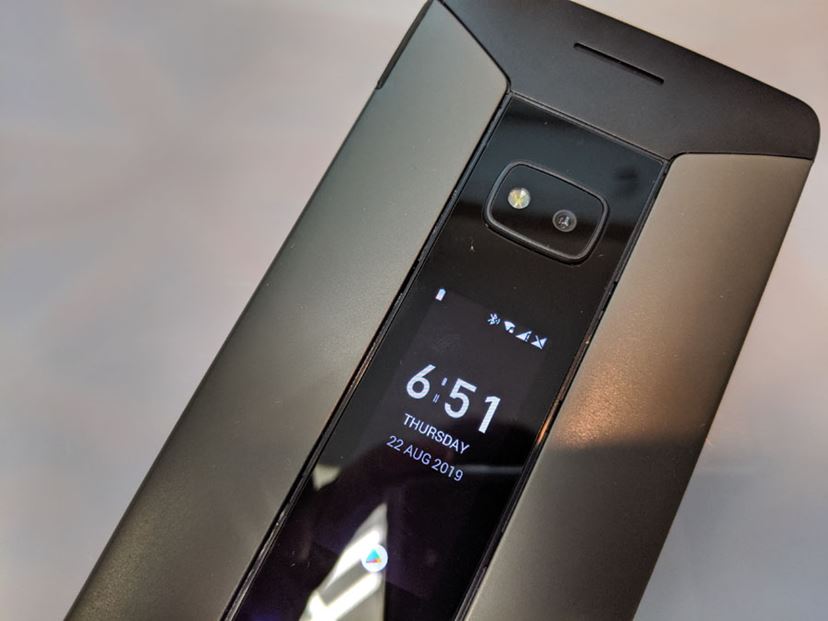 本格キーボード搭載スマホ「Cosmo Communicator」。キワモノ
