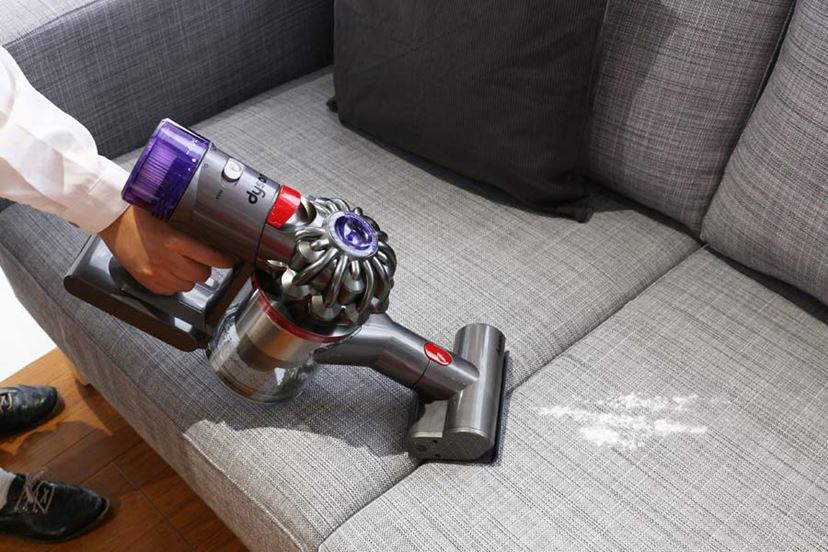 強い”のに小さくて軽くて静か！ ダイソンの日本専用「Dyson V8 Slim」が想像以上によさげ - 価格.comマガジン