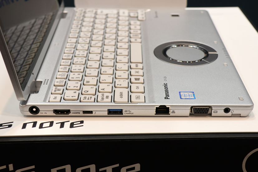 A4用紙よりコンパクトな新型「レッツノート QV8」登場！ 4コアCPUや高