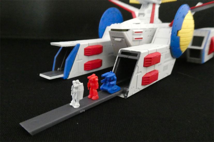 大人向け。ガンダムの母艦「ホワイトベース」が精密造形＆発光ギミック