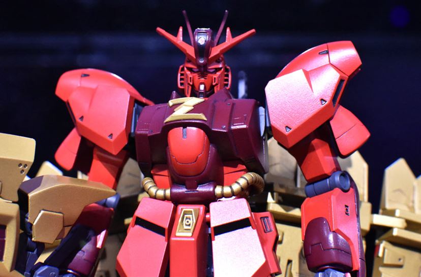 赤きニューガンダム」がジオン軍のエンブレムを模した大剣を携え 赤きニューガンダム」がジオン軍のエンブレムを模した大剣を携え
