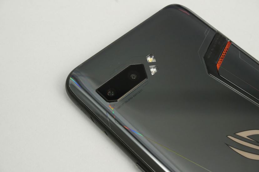 ゲームにステ全振りのゲーマー向けスマホ。ASUS「ROG Phone 2 ゲームにステ全振りのゲーマー向けスマホ。ASUS「ROG Phone 2