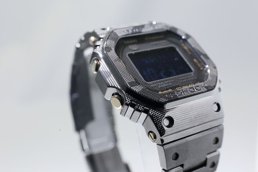 G-SHOCK」からフルチタンの「5000」が初登場！ レーザー彫りの迷彩柄が
