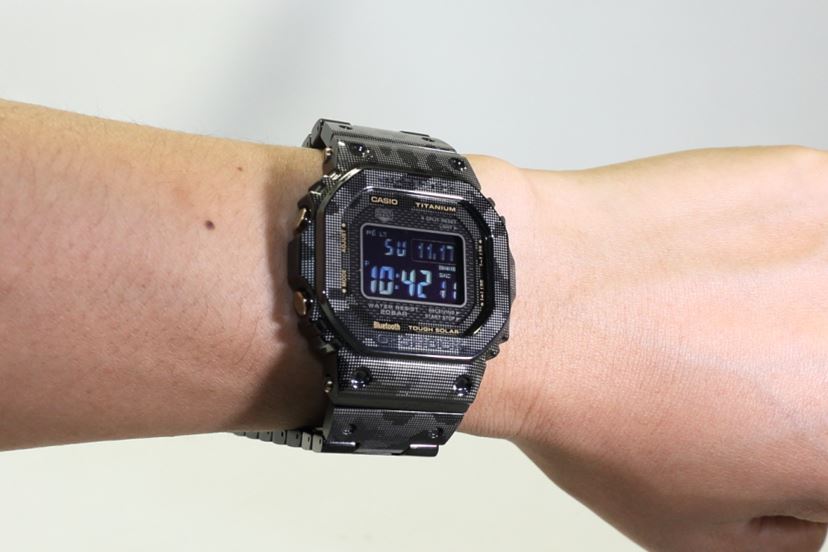 G-SHOCK」からフルチタンの「5000」が初登場！ レーザー彫りの