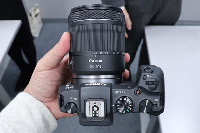 キヤノンが「EOS Kiss X10i」を発表! 全画像自動転送の新 キヤノンが「EOS Kiss X10i」を発表! 全画像自動転送の新
