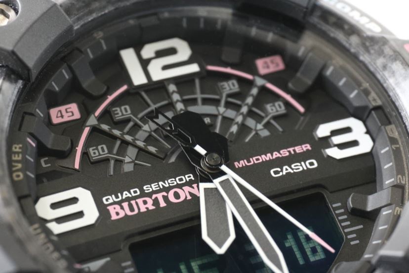 G-SHOCK》白銀に映える新「マッドマスター」は、機能の多彩さに
