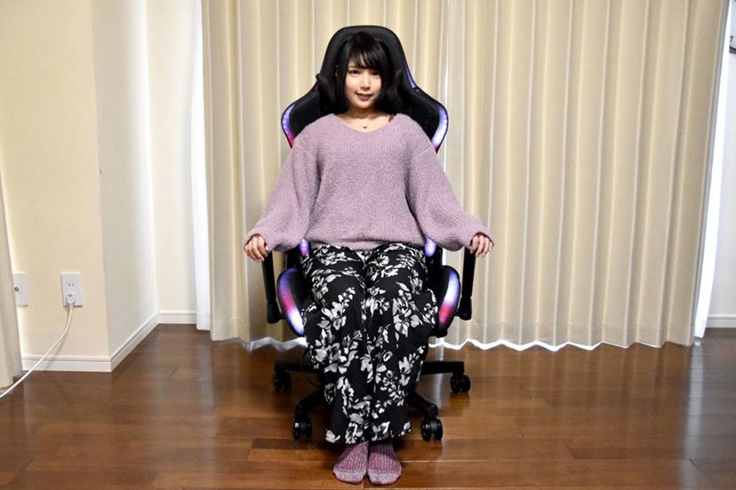 とにかく光る“LED内蔵ゲーミングチェア”をゲーマー女子が