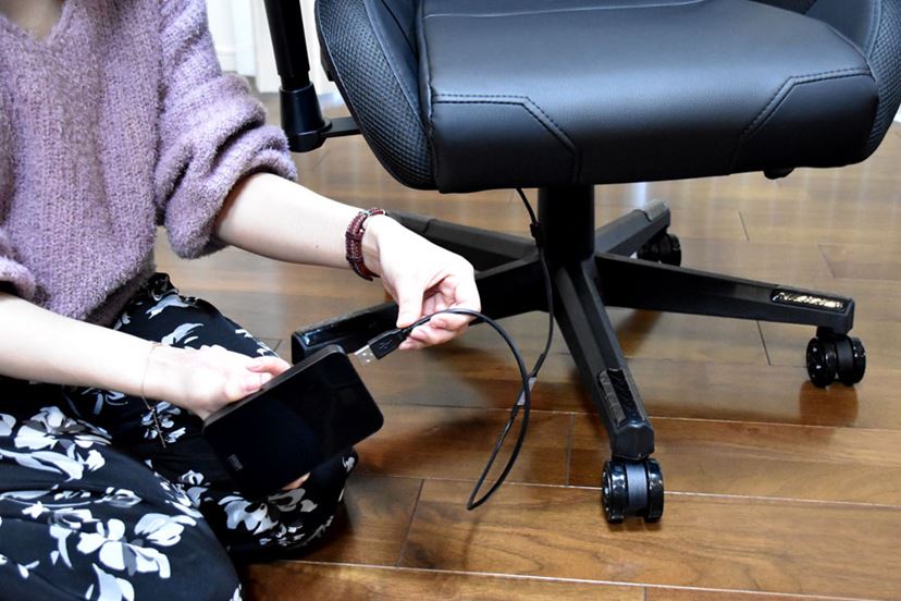 とにかく光る“LED内蔵ゲーミングチェア”をゲーマー女子が