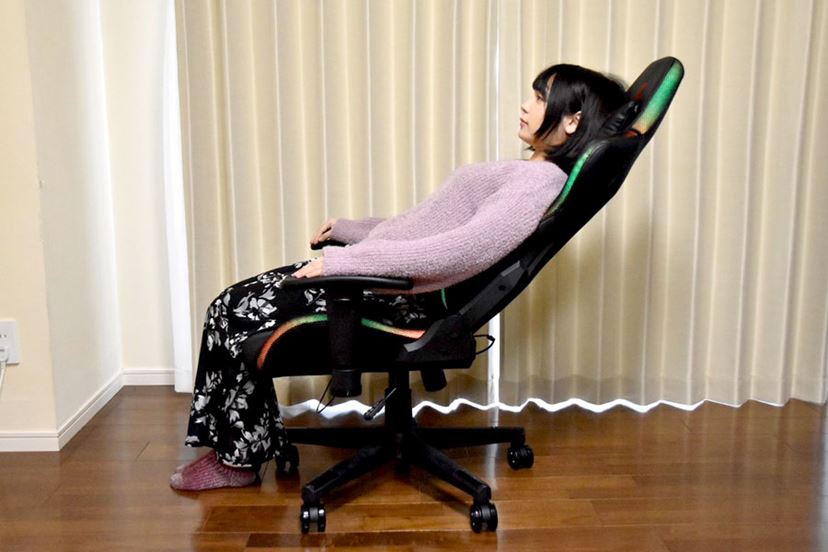 とにかく光る“LED内蔵ゲーミングチェア”をゲーマー女子が