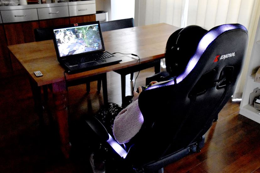 とにかく光る“LED内蔵ゲーミングチェア”をゲーマー女子が