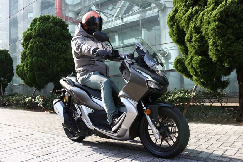 乗りやすくて楽しいヤツ！ 150ccクラスのアドベンチャー系スクーター「ADV150」の人気に納得 - 価格.comマガジン