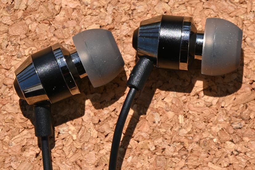 1,700円でも侮れない！ “有線ピヤホン”こと「Hi-Unit HSE-A1000PN」を