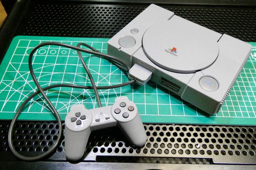 バンダイ PlayStation プラモデル 未開封 初代PlayStationとセガサターン本体がプラモデル化、2/5スケール
