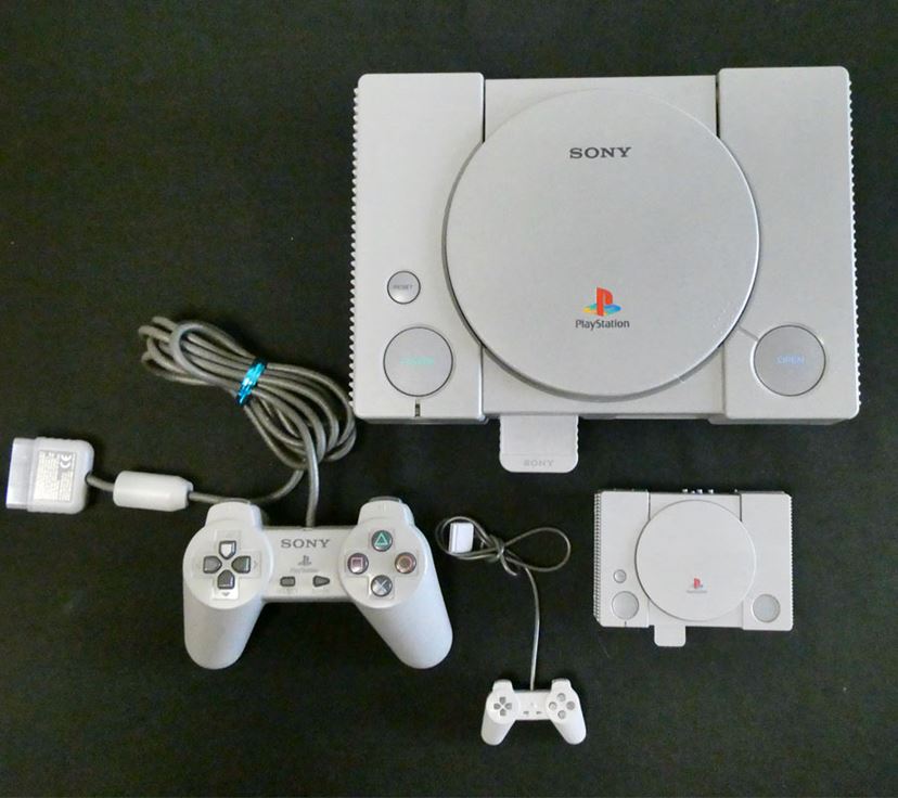 プレステとセガサターンの“プラモデル”が再現度高し！ 実物と比較して