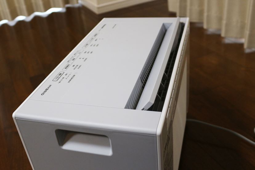 洗濯物の真下に置ける小さなハイブリッド方式除湿機「F-YHTX90