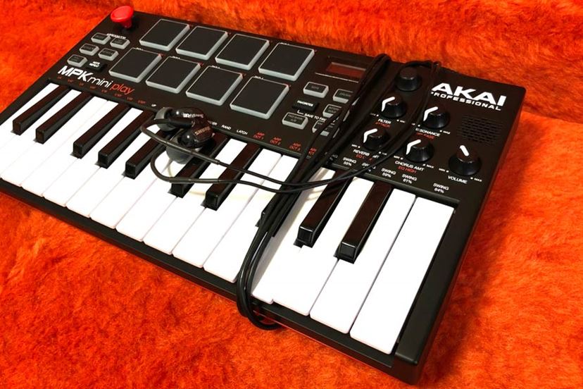 AKAI MPK mini play MIDI キーボード　箱付き美品 AKAI MPK mini play MIDI キーボード(箱あり) Keyboard with