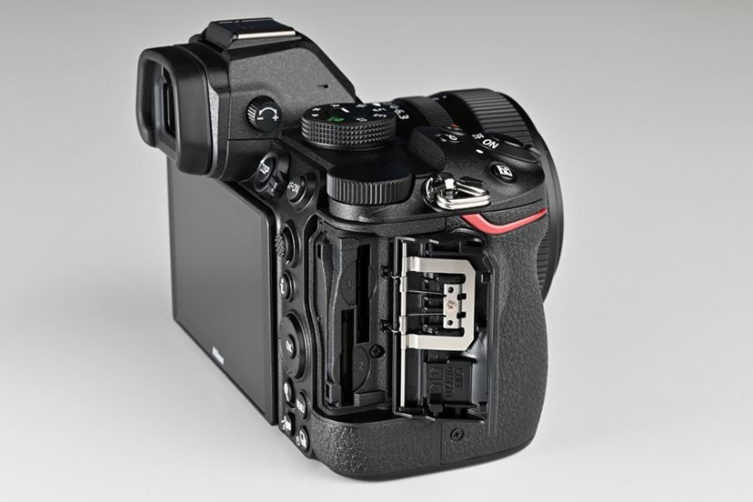 SDダブルスロット仕様の“Z”が出た！ ニコン「Z 5」実機速報レポート