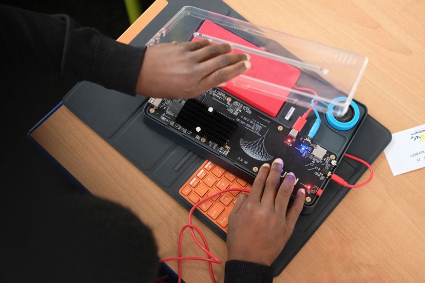 子どものPCデビューはコレ！？ モジュラー式Windowsタブレット「Kano