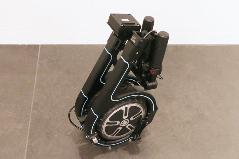 日本で乗れる新しい電動バイク!? 円形フレームが目を引く「Smacircle