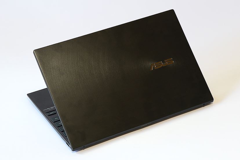 14型で約1.25kg、バッテリー駆動21時間、Office付きで税別13万円台