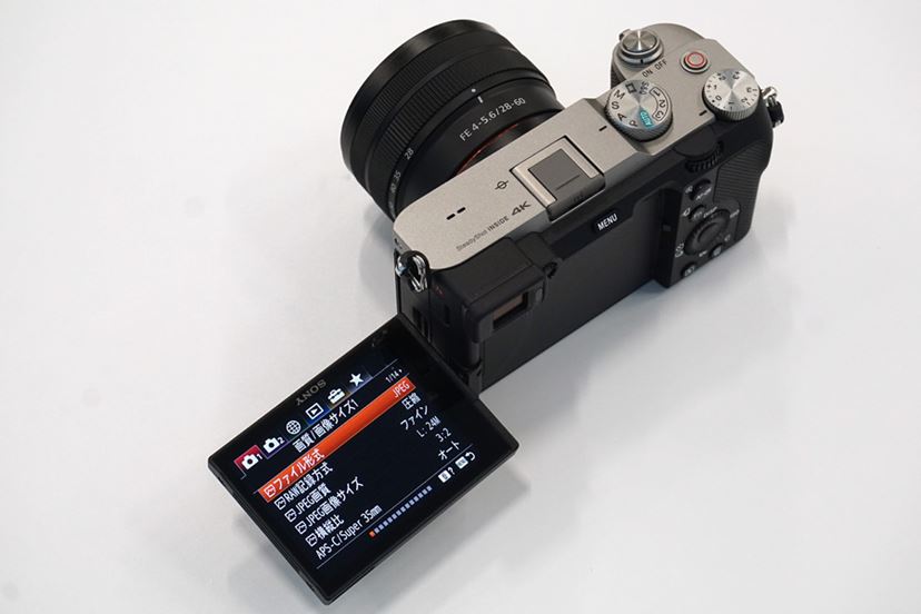 ソニーが小型フルサイズミラーレス「α7C」発表。「α7 III」の ソニーが小型フルサイズミラーレス「α7C」発表。「α7 III」の