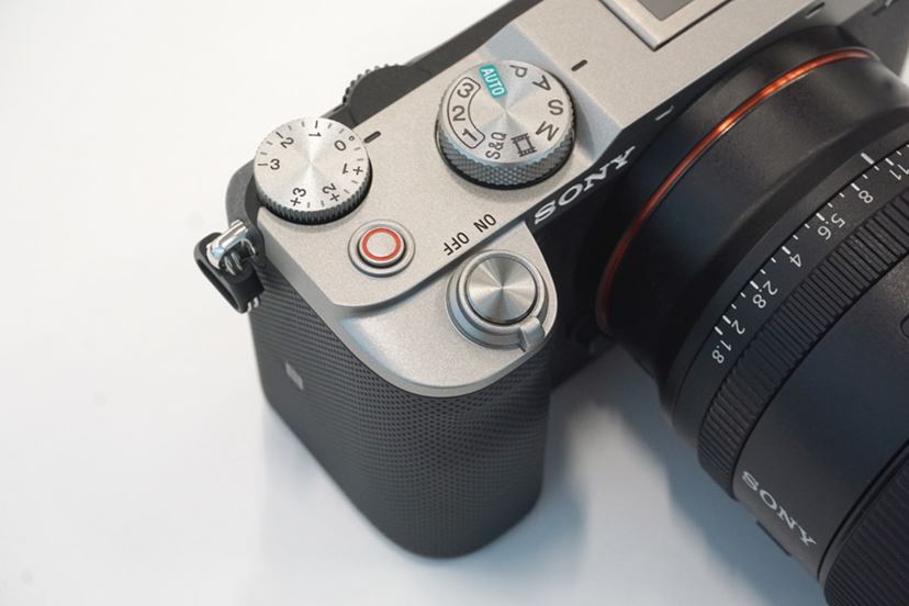 ソニーが小型フルサイズミラーレス「α7C」発表。「α7 III」の ソニーが小型フルサイズミラーレス「α7C」発表。「α7 III」の
