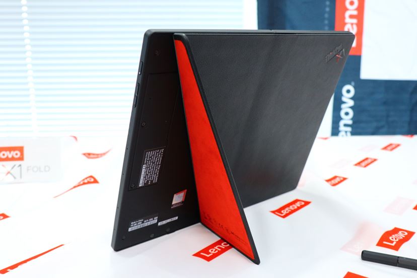 曲がって小さくなる! 折りたたみOLED搭載の「ThinkPad X1 Fold 曲がって小さくなる! 折りたたみOLED搭載の「ThinkPad X1 Fold