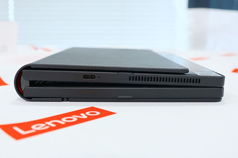 曲がって小さくなる！ 折りたたみOLED搭載の「ThinkPad X1 Fold」実機