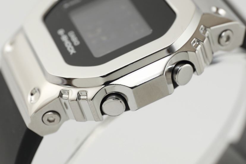 異例だらけ！ 「G-SHOCK」人気スクエアモデルが小型＆メタル