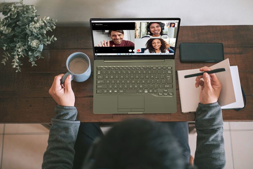 富士通、世界最軽量の13.3型ノートPC「UH」発表！ その重量は驚異の約