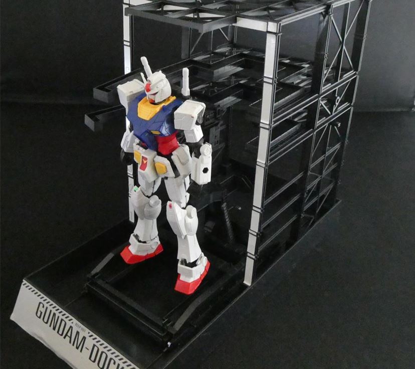 実物大ガンダム”がガンプラ化！ ガンダムドック付きで格納の様子