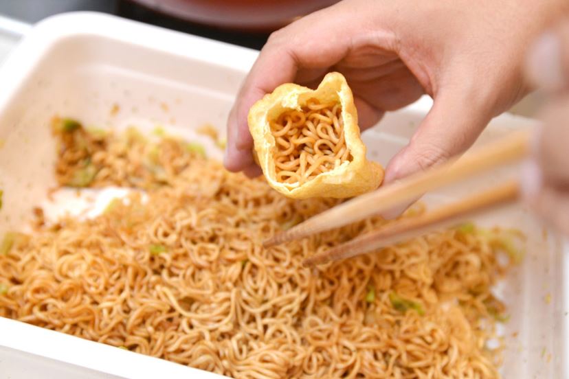狂暴！ 4000kcal超え「ペヤング ペタマックス」を“味変”して食べてみた