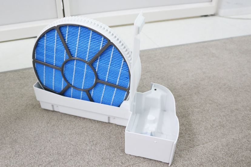 シャープの空気清浄機にコンパクトなモデルと高い加湿性能を備えた薄型