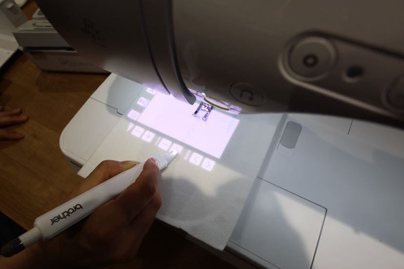 1台200万円!! ブラザーの超高級家庭用ミシン「ルミナイアー XP1」は