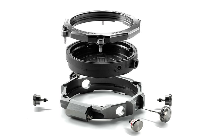 真打ち登場！ G-SHOCK「MT-G」にも「カーボンモノコックケース」が