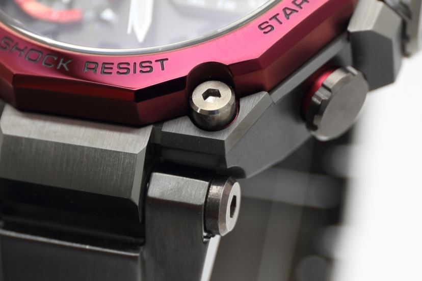 真打ち登場！ G-SHOCK「MT-G」にも「カーボンモノコックケース」が