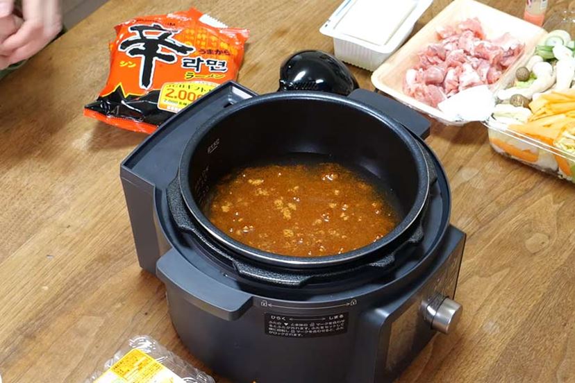 辛ラーメンで作るピリ辛鍋がウマい！ 電気調理鍋でオトコめし【動画】 - 価格.comマガジン