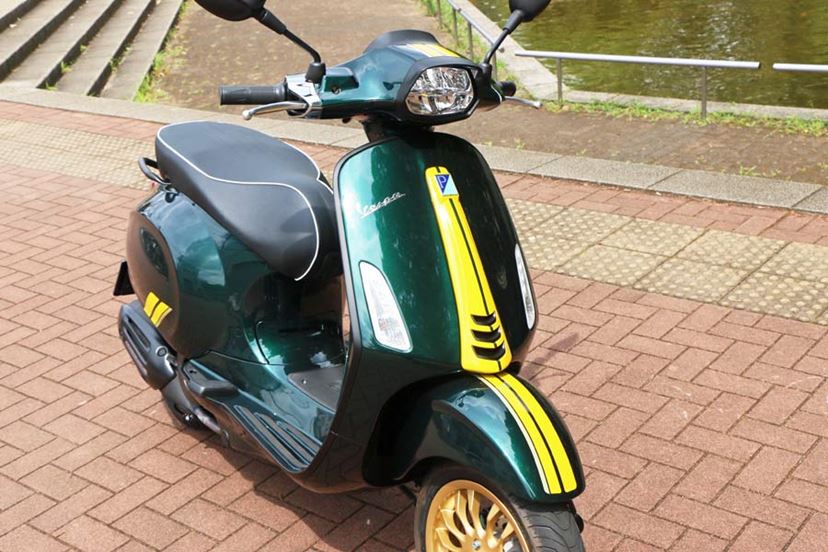 レーシングカラーのベスパ「Sprint 150 Racing Sixties」の
