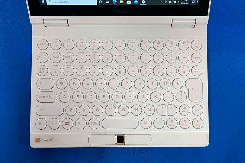 NEC mini 7GX ポータブルコンピュータ レビュー】7型になって大幅シェイプアップ! 「ONEXPLAYER mini」を写真